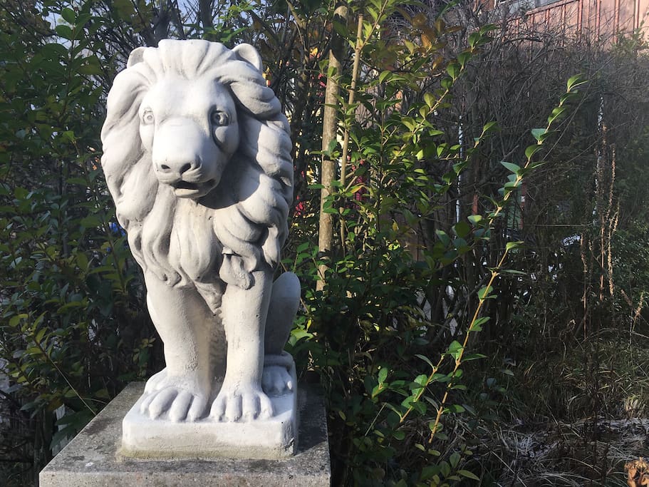 Die Löwin Stärnli ist gut gelaunt, sie bewacht euch zuverlässig, ihr könnt euch sicher fühlen.
The lioness, Little Star (Stärnli), is friendly. She is always watching over you so you can feel safe.
