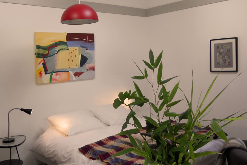 King size bed & high ceilings