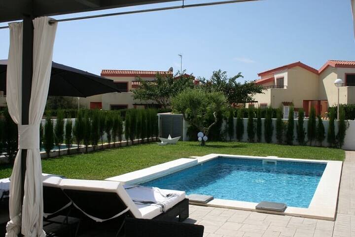 Hermosa Villa con piscina cerca de la playa gallery image 4