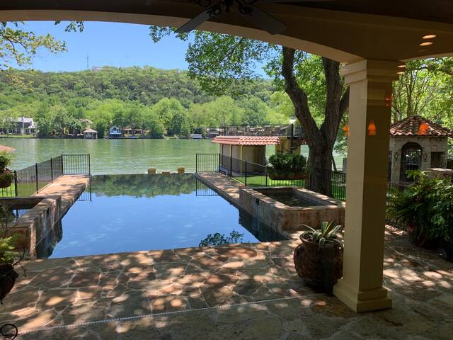 Spectacular Waterfront Estate gallery image 3