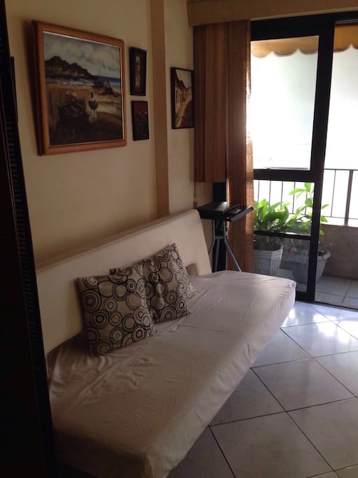 Sala secundaria com sofá-cama de casal e divisória para maior comodidade.