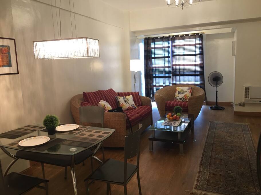 Comfy one bedroom one bath condo unit along Chino Roces Avenue in Makati City. Great view of Manila sunset. Accessible, beside Waltermart and several restaurants. Ten-minute walk to Greenbelt.