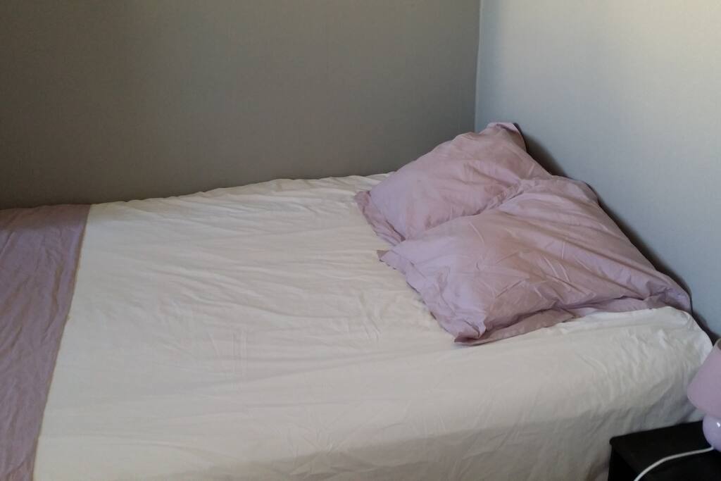 un lit 2 personnes 160x200cm