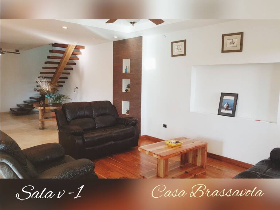 Sala de estar amplia en el primer nivel, esta ubicada a la par del área para comer