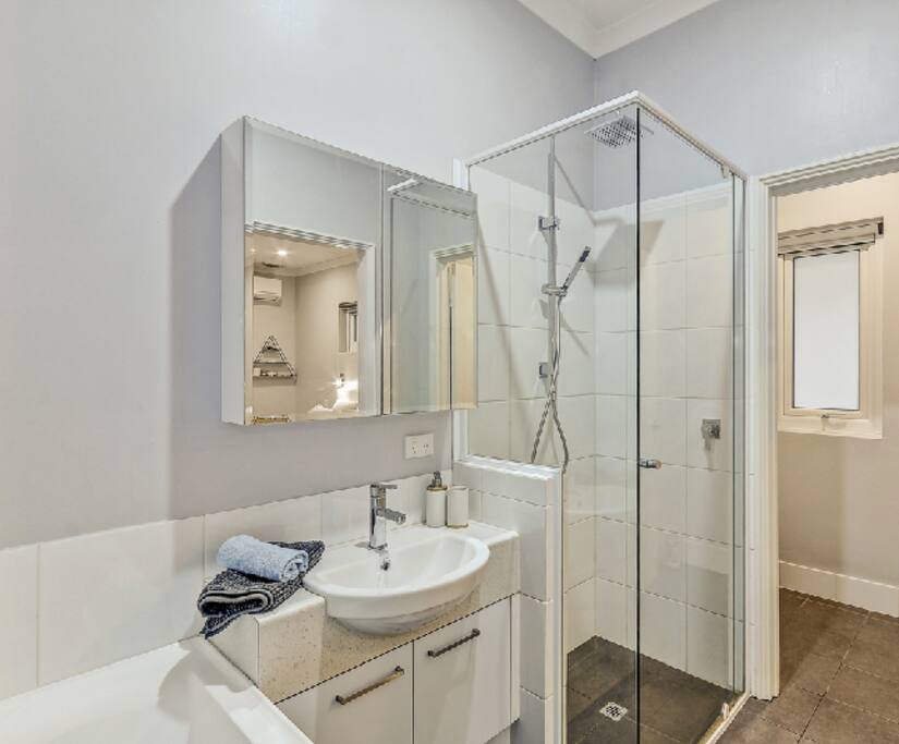 Master En-Suite, Bath, Shower and separate toilet