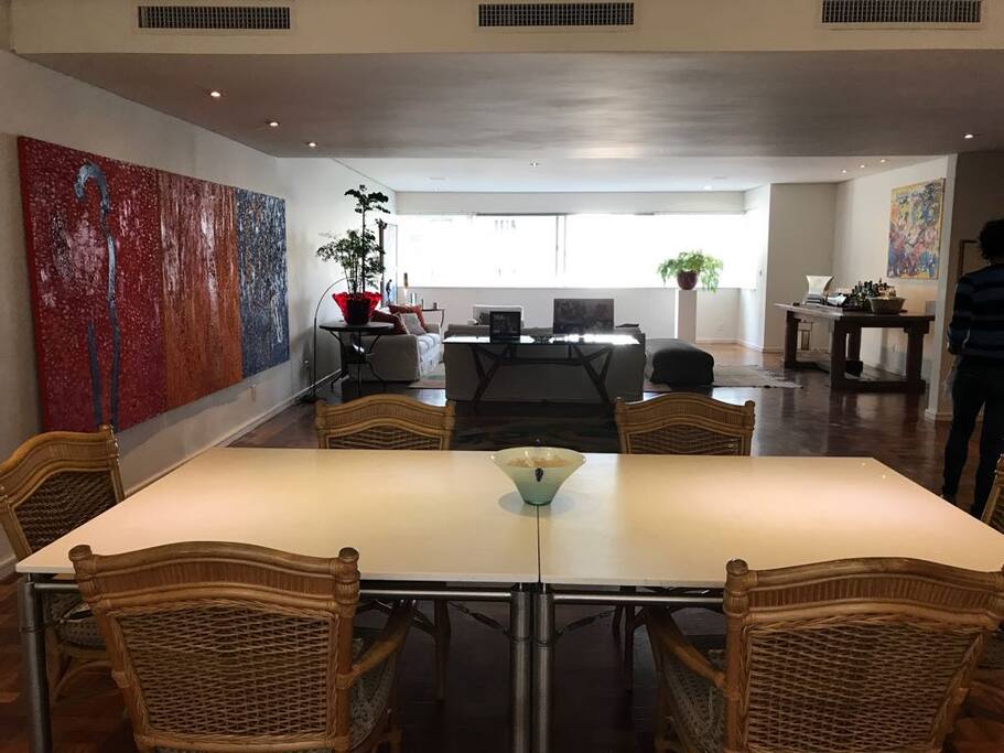 Sala de jantar c/ living ao fundo