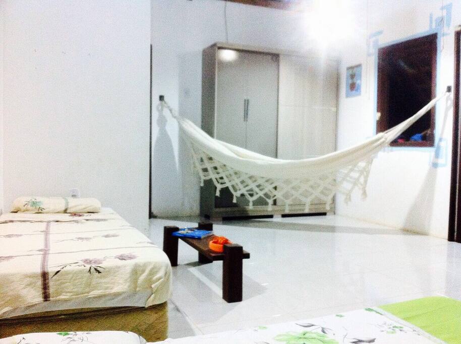 Espaço quarto com rede.