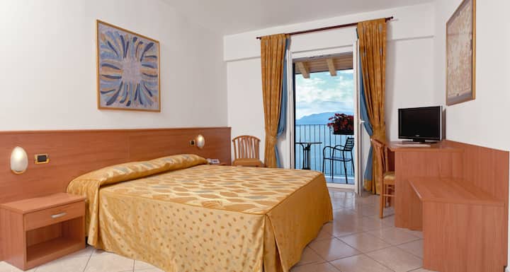 Double room with balcony and lake view