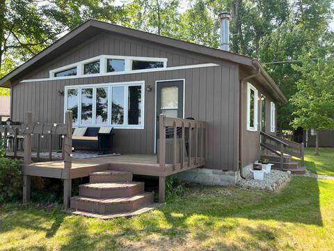 Cozy 2 bedroom cabin on Tawas Lake