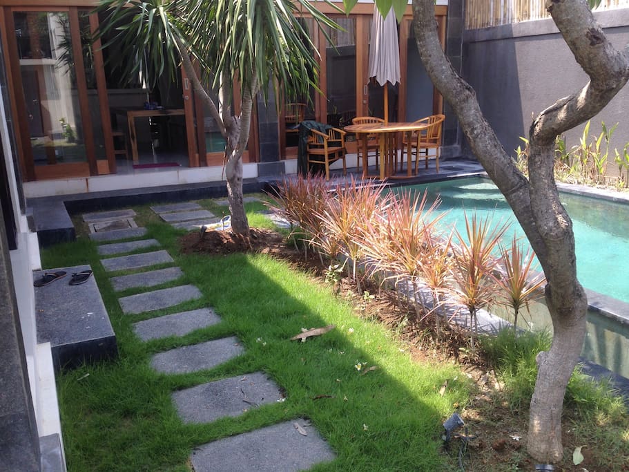 View from the entrance : independent room on the left ; living room/ kitchen with room 2 and 3 in front . Villa built in 2015