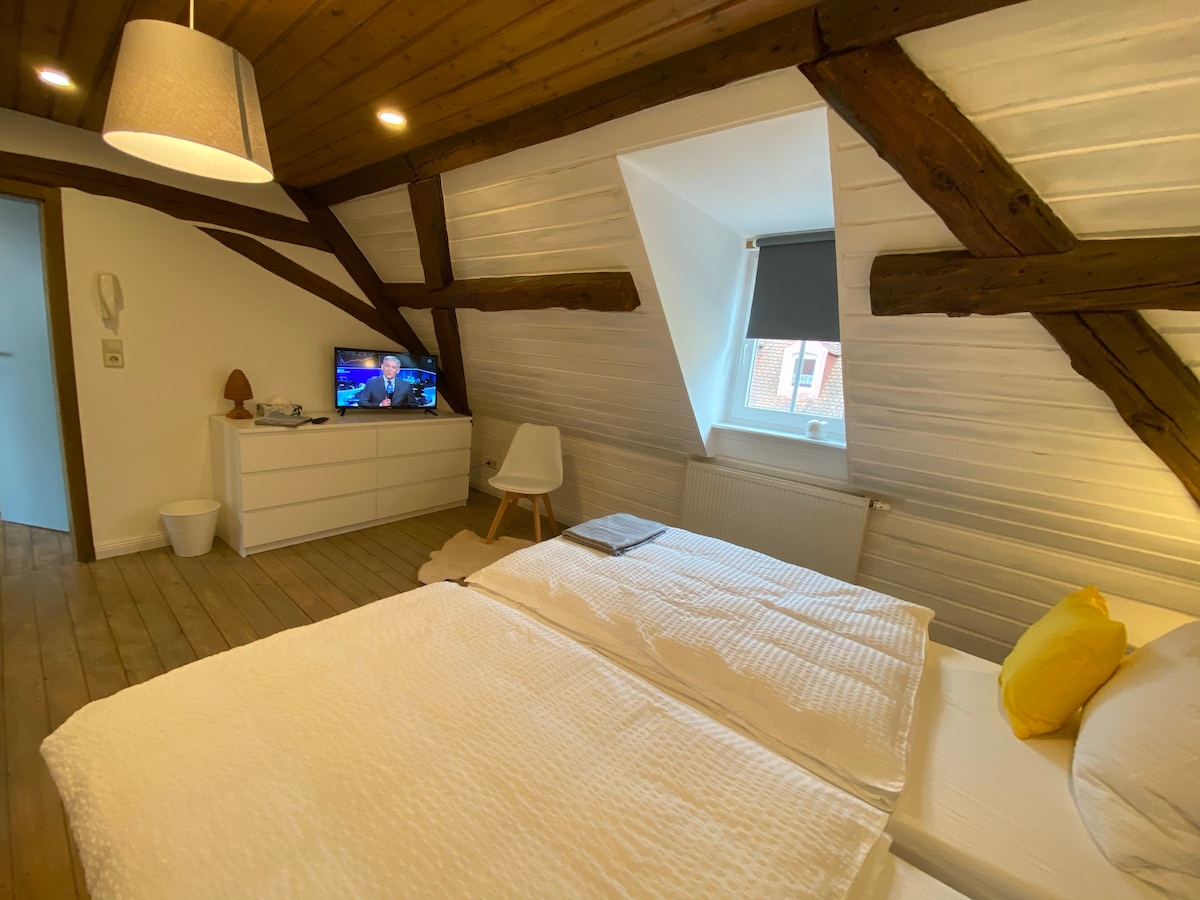 Schlafzimmer 1 mit Doppelbett (auch einzeln aufstellbar), Kleiderschrank, Sideboard und TV