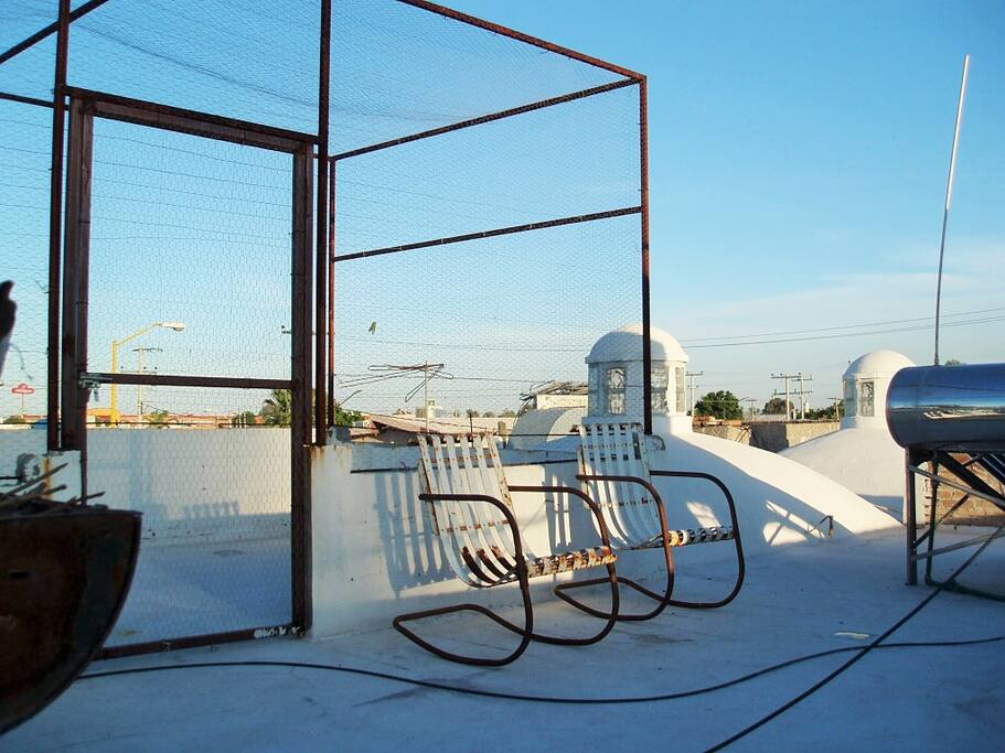 Acceso a azotea del segundo piso para fumadores o para quien quiera disfrutar el fresco de la tarde o noche.