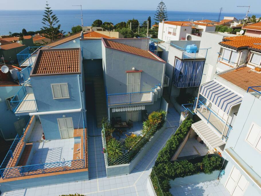 Appartamento piano terra con terrazzo (quello con piante e tavolo)