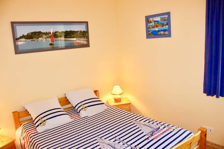 חדר השינה עם מיטת קווין סייז 