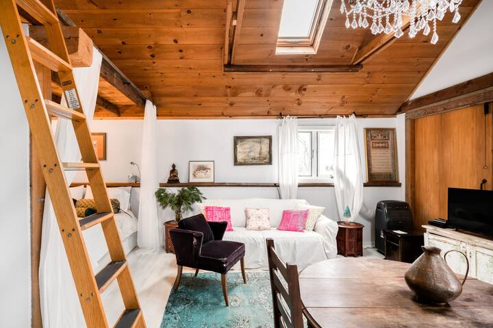 Grey Chalet Explore The Hudson From An Enchanting Loft Guesthouses For Rent In Saugerties New York United States