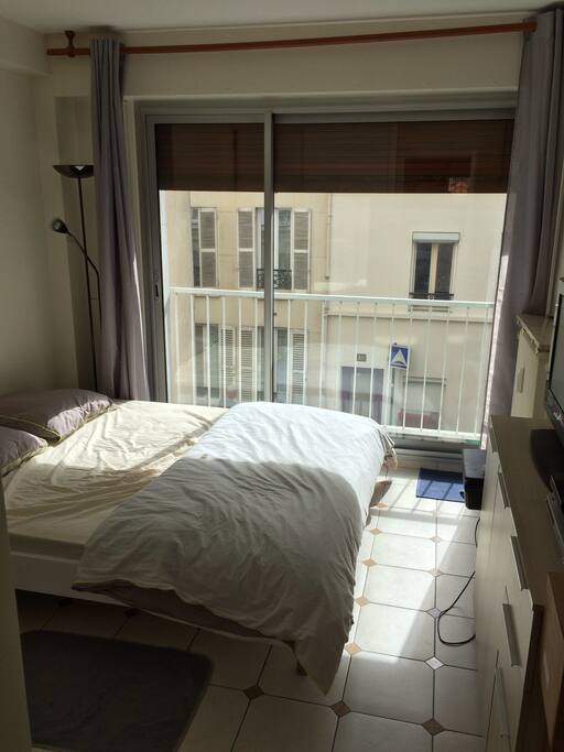 Grande chambre lumineuse, grand lit 2 personnes 160x200cm avec télévision sur rue calme avec grand bord de fenêtre.