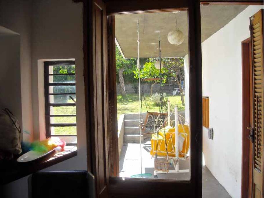 Galería con hamacas con vista al jardín