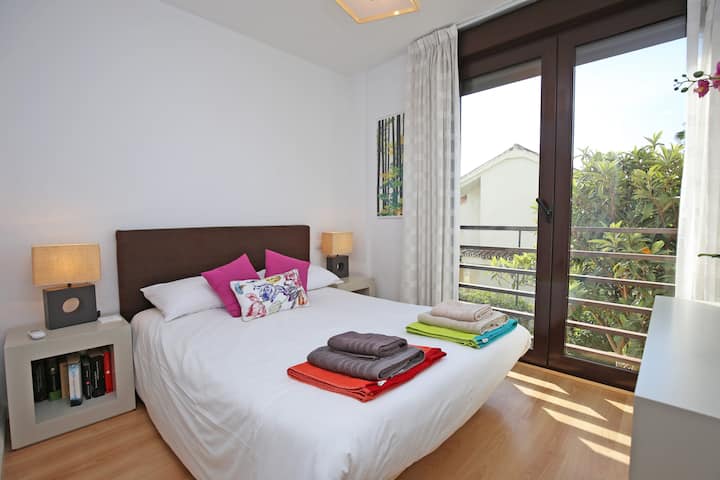 חדר שינה ראשי עם מרפסת 