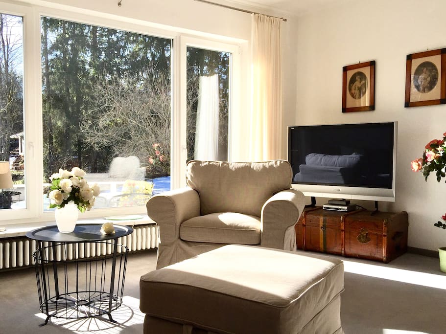 Wohnzimmer mit Blick in den Garten im Winter