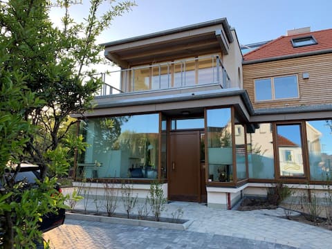 Accessible apartment at the canal between the sea