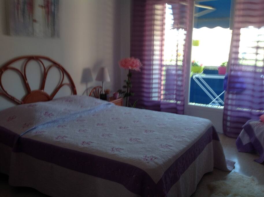 CHAMBRE DONNANT SUR LA TERRASSE