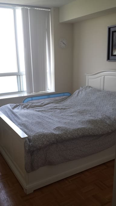 Bright and airy room with a Full bed with or without bed rail