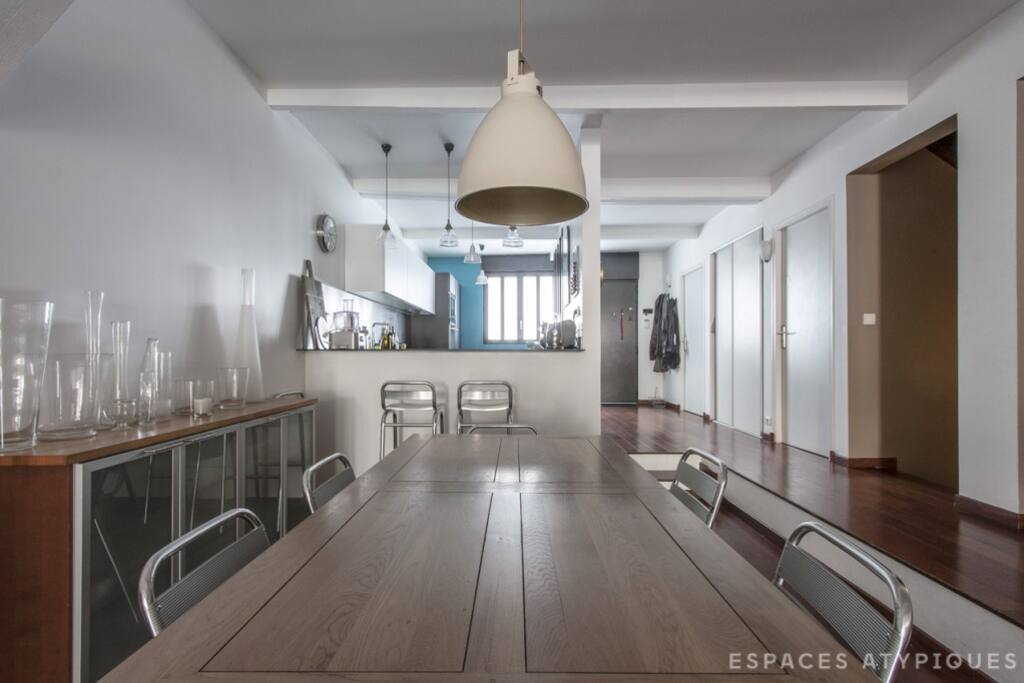 Salle à manger spacieuse et ouverte sur la cuisine