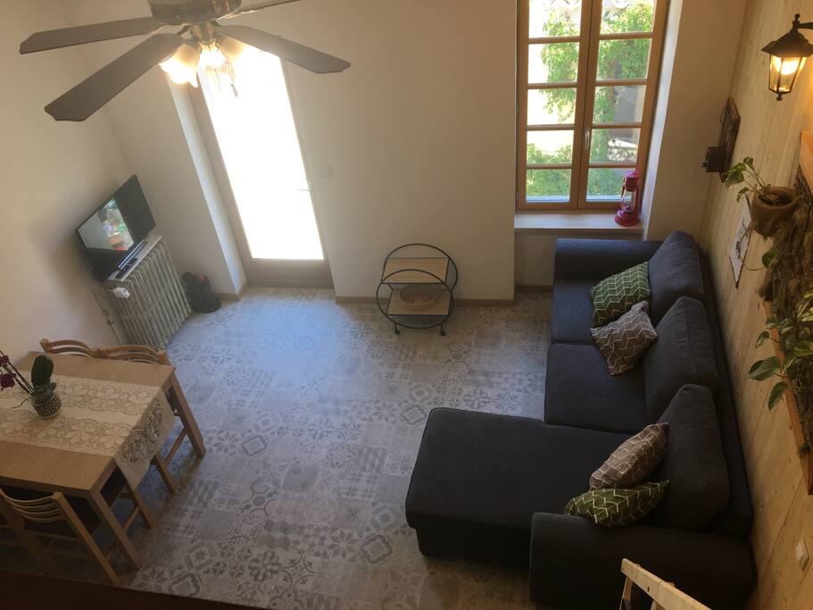 Salon avec accès sur la terrasse comportant une très belle vue sur la cité médiéval.