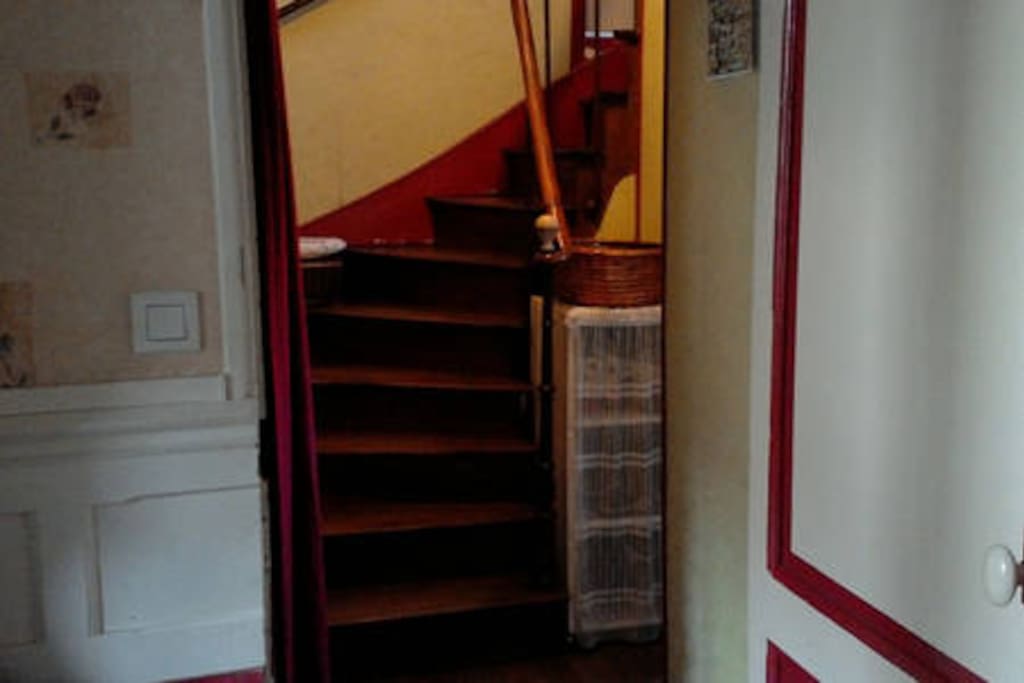 premier escalier pour le premier étage ,accès aux chambres de la 1ère annonce" Charmante maison de bourg"