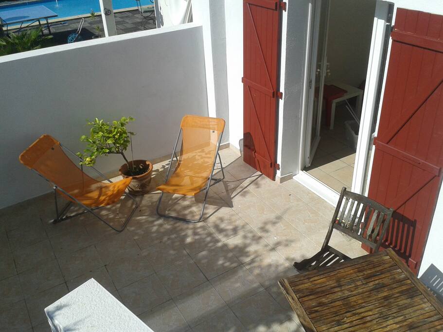 TRES BELLE TERRASSE PRIVATIVE ENSOILEILLEE LE MATIN +-/18 M2