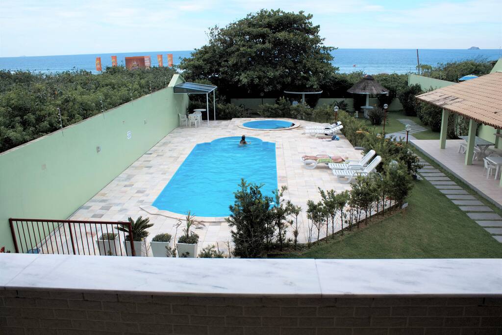 Vista mar e para a area de lazer com piscina adulto , infantil , churrasqueira, quiosques e saida direto para a praia