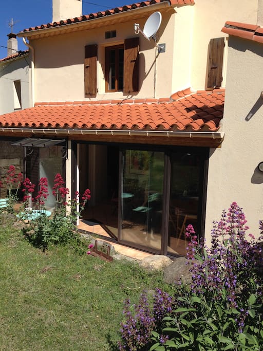 The sliding glass of the veranda rolls back to turn the whole area into a dining or party area.