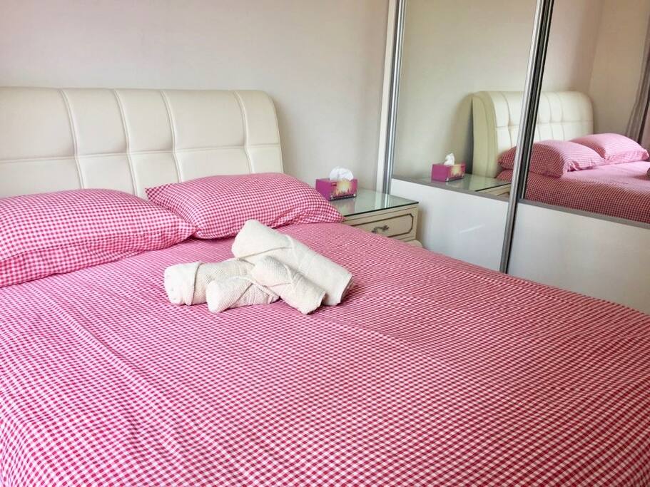 Queen bed & big closet