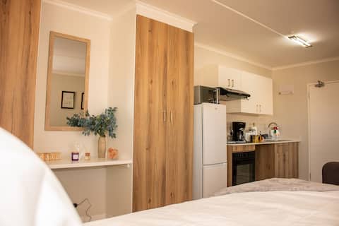 Charms and bows studio apartment -near ORT airport