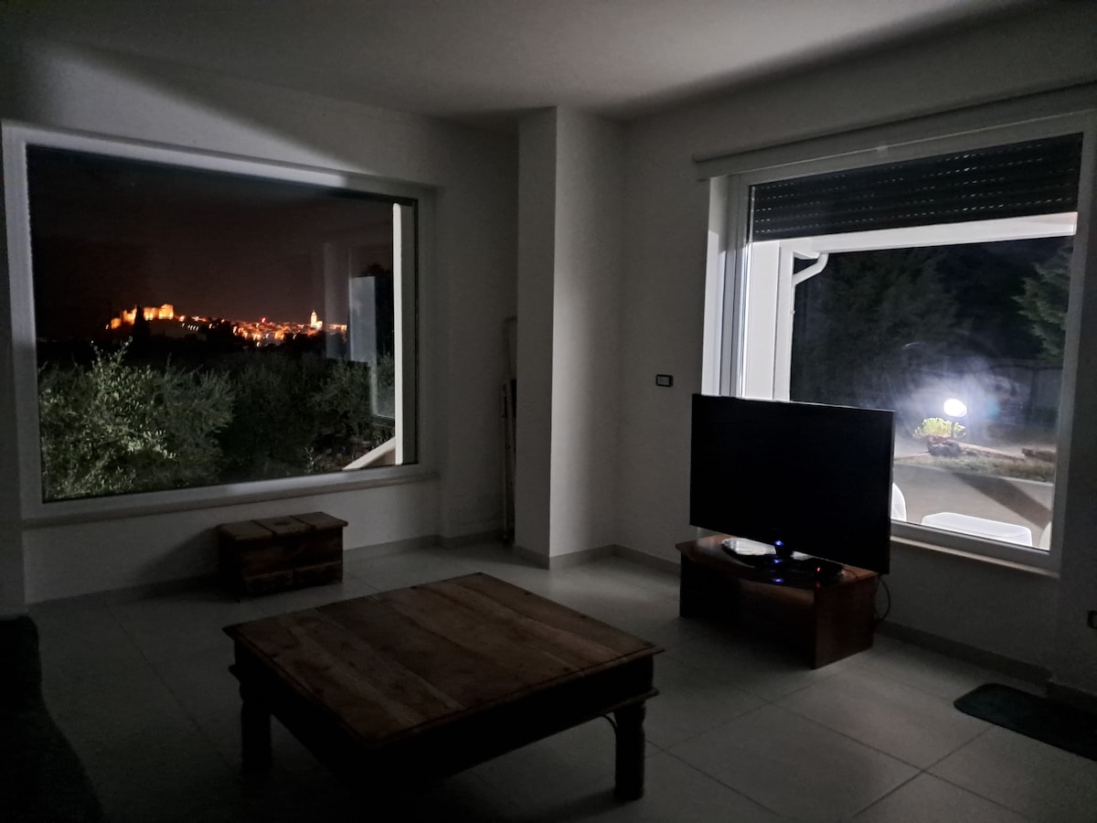 วิวยามค่ำคืนของเมือง Federiciana พร้อมปราสาทและหอระฆัง