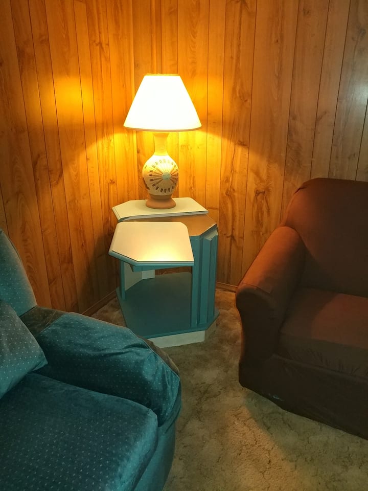 Горният панел се завърта за повече площ или малко по - близо място, където да поставите чашата си за кафе от дивана. Другите две съответстващи маси имат подобни готини характеристики, които се извиват или повдигат!