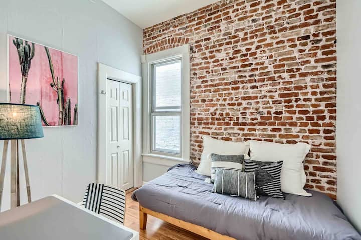 Втората спална соба/канцеларија има биро и дневен кревет кој може да се користи за излежување или спиење (има душек од мемориска пена со двојна големина). Тоа е целосно приватна соба со сопствена врата.