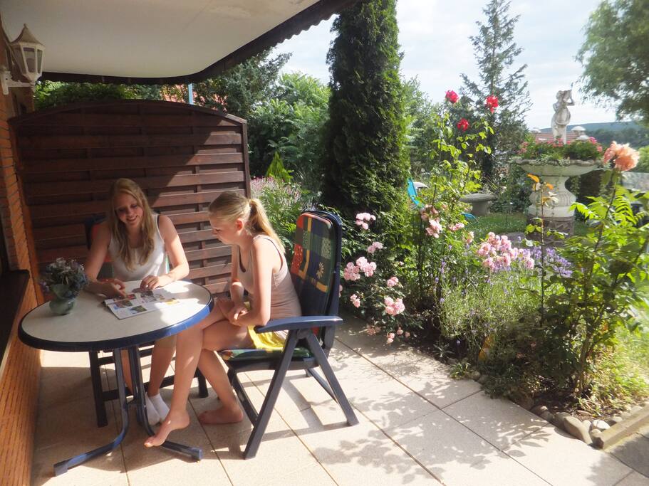 Südterrasse mit direkten Zugang zur Liegewiese und Garten.