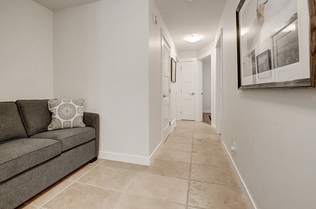 سحب الأريكة ذات الحجم الواحد في الطابق الأول.