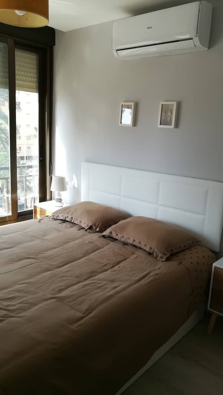 Chambre avec lit de 150 cm, tables basses, armoire double, climatisation et pompe à chaleur