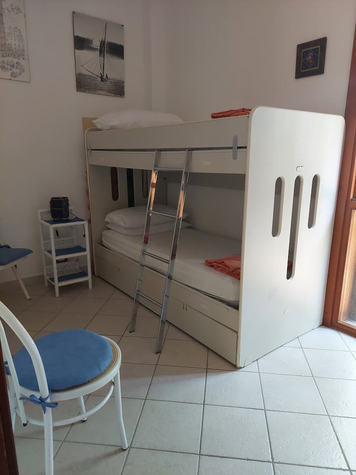 ห้องนอนที่สองพร้อมเตียงสองชั้นและเตียงที่สามที่ดึงออกมา 2022