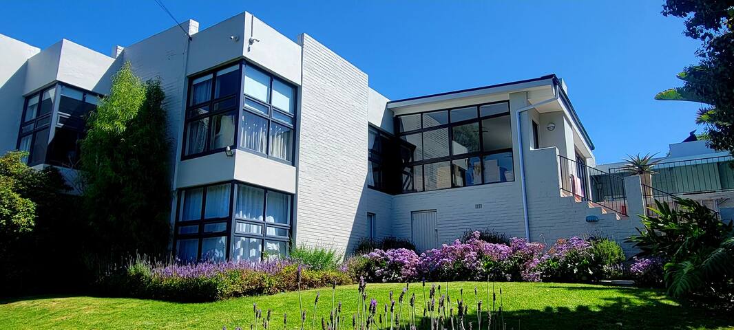 Modern 3-bedroom home with pool and view gallery image 3