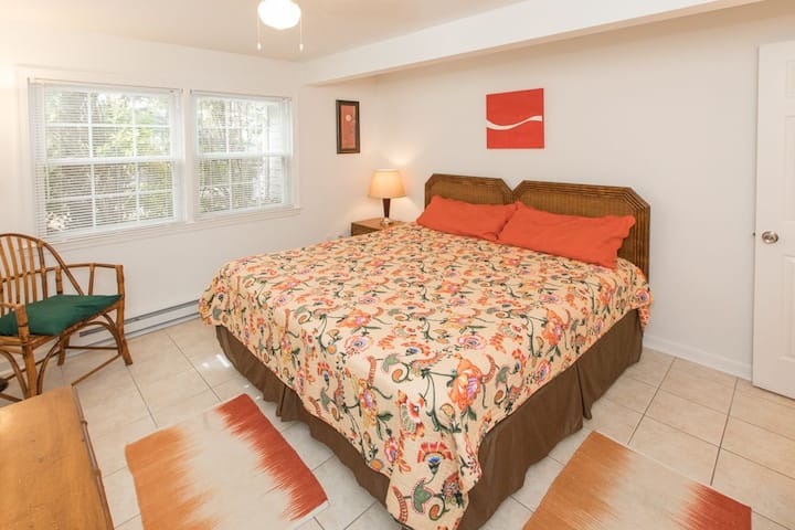 ห้องนอนใหญ่พร้อมเตียงคิงไซส์