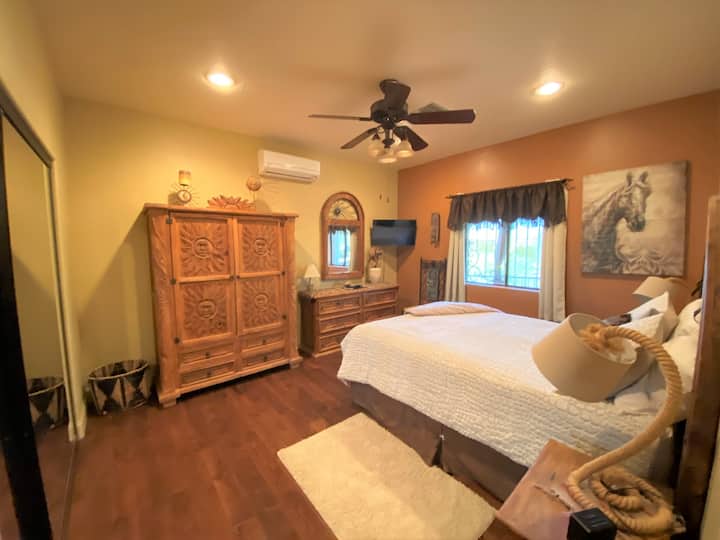 Chumba cha kulala kilicho na kabati la kujipambia na kabati la nguo kwa ajili