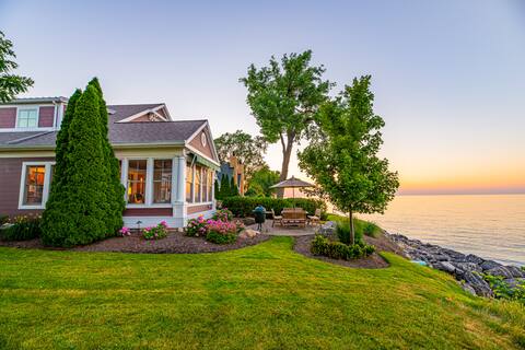 Large Lakefront 6 bedroom Huron home