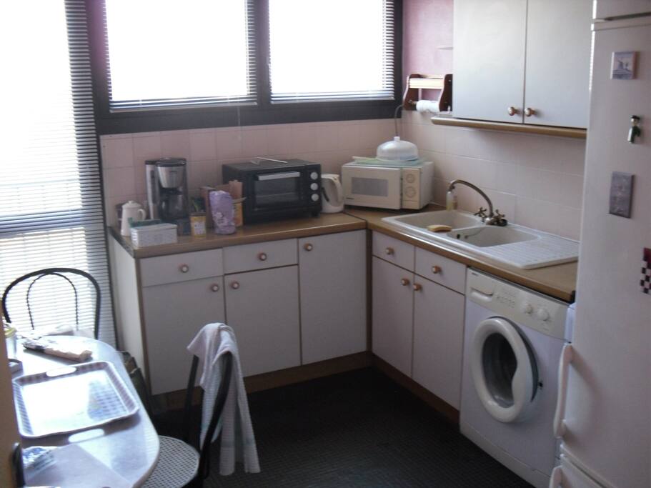La Cuisine équipée, le coin repas, un espace commun.
