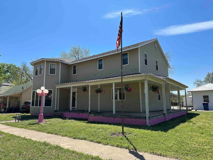 The Flamingo's Nest near Pioneer Woman Mercantile Houses for Rent in