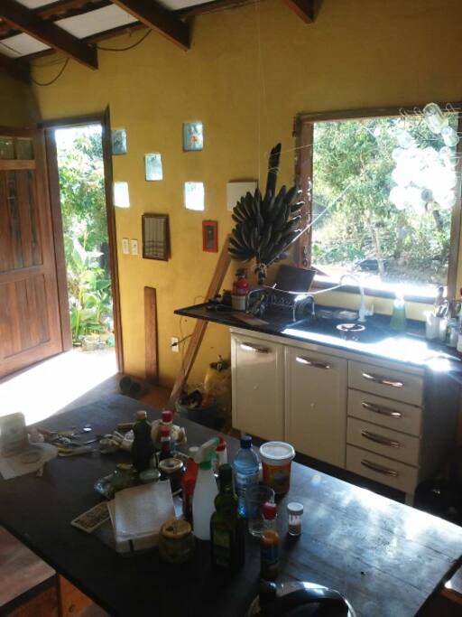 cozinha e entrada comun. area.