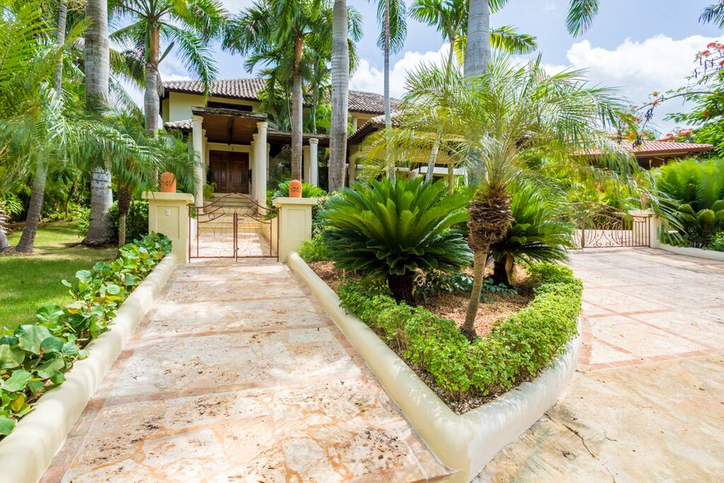 Entrada al jardin y a la villa