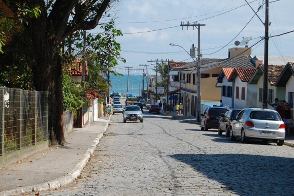 Duas quadras da praia.